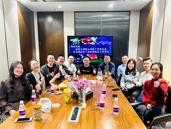 说明: 一群人坐在桌子前描述已自动生成 说明: 一群人坐在桌子前描述已自动生成