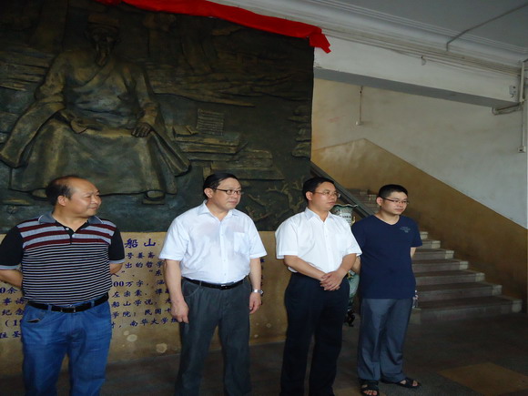 英国365集团院长黄昕教授（右二）致辞