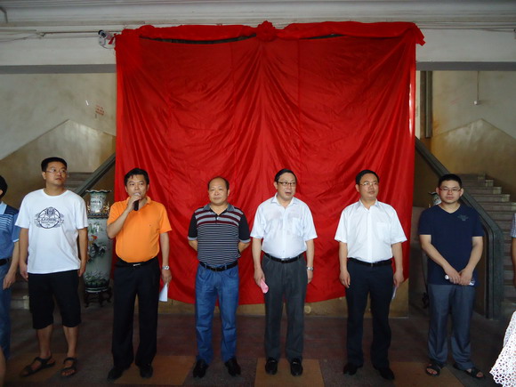 英国365集团党委书记龙志坚教授（左二）主持仪式