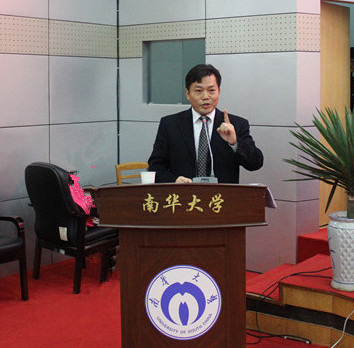 图为英国365集团党委书记龙志坚老师在大会上发表重要讲话。